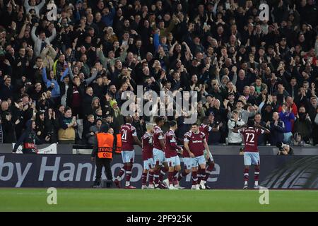 London, Großbritannien. 16. März 2023. Divin Mubama von West Ham Utd (72) feiert mit Teamkollegen und West Ham-Fans, nachdem er sein Team 4. Tor geschossen hat. UEFA Europa Conference League, letzte 16, 2.-teiliges Spiel, West Ham Utd gegen AEK Larnaca im London Stadium, Queen Elizabeth Olympic Park in London am Donnerstag, den 16. März 2023 . Dieses Bild darf nur zu redaktionellen Zwecken verwendet werden. Redaktionelle Verwendung nur Bild von Megan Ewens/Andrew Orchard Sports Photography/Alamy Live News Kredit: Andrew Orchard Sports Photography/Alamy Live News Stockfoto