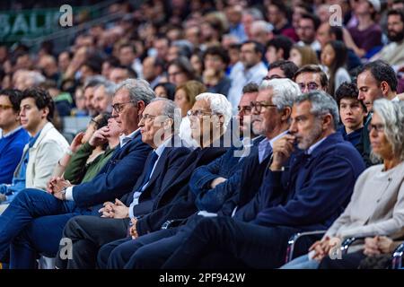 Florentino Perez, Eigentümer von Real Madrid, und Giorgio Armani, Eigentümer von EA7 Emporio Armani Olimpia Milano, während des Basketballspiels zwischen Real Madrid und EA7 Emporio Armani Olimpia Milano, gültig für den Spieltag 29 der Euroleague, gespielt im Wizink Center in Madrid am Donnerstag, den 16. März 2023 Stockfoto