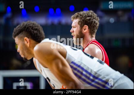 Nicolo Melli (EA7 Emporio Armani Olimpia Milano) und Edy Tavares (Real Madrid) während des Basketballspiels zwischen Real Madrid und EA7 Emporio Armani Olimpia Milano, gültig für den Spieltag 29 der Euroleague, gespielt am Donnerstag, den 16. März 2023 im Wizink Center in Madrid Stockfoto