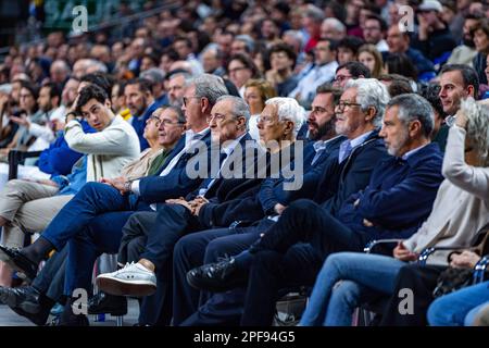 Florentino Perez, Eigentümer von Real Madrid, und Giorgio Armani, Eigentümer von EA7 Emporio Armani Olimpia Milano, während des Basketballspiels zwischen Real Madrid und EA7 Emporio Armani Olimpia Milano, gültig für den Spieltag 29 der Euroleague, gespielt im Wizink Center in Madrid am Donnerstag, den 16. März 2023 Stockfoto