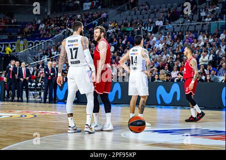 Nicolo Melli (EA7 Emporio Armani Olimpia Milano) und Vincent Poirier (Real Madrid) während des Basketballspiels zwischen Real Madrid und EA7 Emporio Armani Olimpia Milano, gültig für den Spieltag 29 der Euroleague, gespielt im Wizink Center in Madrid am Donnerstag, den 16. März 2023 Stockfoto