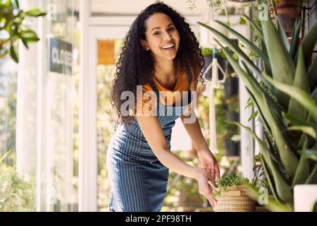 Das ist mein Spielplatz. Eine junge Floristin, die in einem Kinderzimmer arbeitet. Stockfoto
