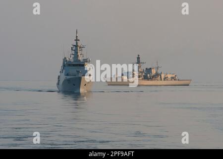 230312-N-NH267-1550 GOLF VON OMAN (12. März 2023) ) Pakistan Navy Corvette PNS Yarmook (F 271) und Royal Navy Fregatte HMS Lancaster (FFG 229), segeln zusammen im Golf von Oman, 12. März 2023, während International Maritime Training/Cutlass Express 2023. IMX/CE 2023 ist die größte multinationale Ausbildungsveranstaltung im Nahen Osten, an der 7.000 Mitarbeiter aus mehr als 50 Nationen und internationalen Organisationen teilnehmen, die sich für die Erhaltung der auf Regeln beruhenden internationalen Ordnung und die Stärkung der regionalen Zusammenarbeit im Bereich der maritimen Sicherheit einsetzen. (USA Navy Foto von Mass Communication Specialist 2. Class Elliot Stockfoto