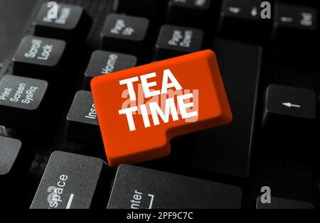 Inspiration mit dem Schild „Tea Time“. Ein Wort über die Nachmittagszeit, wenn manche Leute eine kleine Mahlzeit essen Stockfoto