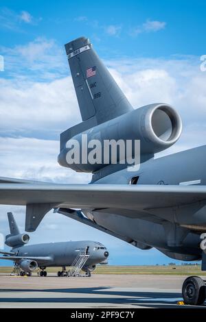 Zwei KC-10-Extender sind nach einer simulierten Trainingsmission auf dem Luftwaffenstützpunkt Travis, Kalifornien, am 24. Februar 2023 an der Fluglinie geparkt. Der KC-10 Extender erfüllt die Aufgaben eines Tankers und eines Frachtflugzeugs. (USA Air Force Foto von Tech. Sgt. Daniel Peterson) Stockfoto