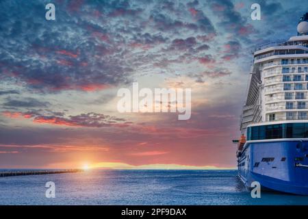 Kreuzfahrtschiff auf der Insel Sint Maarten auf einer Kreuzfahrt durch die Karibik. Stockfoto