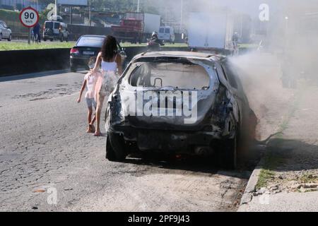 Rio de Janeiro, Rio de Janeiro, Brasilien. 16. März 2023. (INT) weitverbreiteter Raubüberfall auf dem Washington Luiz Highway. 16. März 2023, Duque de Caxias, Rio de Janeiro, Brasilien: Blick auf ein Auto, das während eines Raubversuchs auf dem Washington Luiz Highway (BR-040), nahe Duque de Caxias, in Baixada Fluminense, am Donnerstag (16) in Brand gesetzt wurde. Laut der Bundesautobahn-Polizei (PRF) wurde die Strecke von 6 Lastwagen ohne Schlüssel geschlossen. Busse und Barrikaden wurden auch in nahegelegenen Fahrspuren in Brand gesetzt. Die Straße wurde am Nachmittag wieder eröffnet.Kredit: Jose Lucena/Thenews2 (Kredit: © Jose Lucena/TheNEWS2 via ZUMA Press Wire) Stockfoto