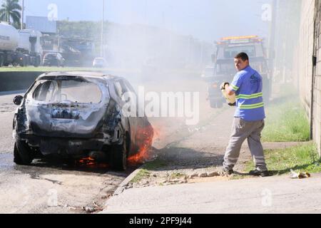 Rio de Janeiro, Rio de Janeiro, Brasilien. 16. März 2023. (INT) weitverbreiteter Raubüberfall auf dem Washington Luiz Highway. 16. März 2023, Duque de Caxias, Rio de Janeiro, Brasilien: Blick auf ein Auto, das während eines Raubversuchs auf dem Washington Luiz Highway (BR-040), nahe Duque de Caxias, in Baixada Fluminense, am Donnerstag (16) in Brand gesetzt wurde. Laut der Bundesautobahn-Polizei (PRF) wurde die Strecke von 6 Lastwagen ohne Schlüssel geschlossen. Busse und Barrikaden wurden auch in nahegelegenen Fahrspuren in Brand gesetzt. Die Straße wurde am Nachmittag wieder eröffnet.Kredit: Jose Lucena/Thenews2 (Kredit: © Jose Lucena/TheNEWS2 via ZUMA Press Wire) Stockfoto