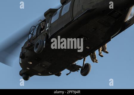 EIN US-AMERIKANISCHER Army UH-60 Blackhawk Helikopter zugewiesen zum 5. Bataillon, 159. Luftfahrtregiment, Alpha Company, fliegt über MacDill Luftwaffenstützpunkt, Florida, während einer Abseilübung am 15. März 2023. Abseilübungen sind eine jährliche Anforderung, die sicherstellen soll, dass Soldaten jederzeit eine flugmedizinische Evakuierung durchführen können. (USA Air Force Foto von Airman 1. Class Zachary Foster) Stockfoto