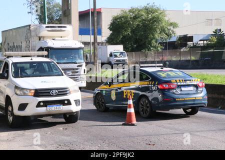 Rio de Janeiro, Rio de Janeiro, Brasilien. 16. März 2023. (INT) weitverbreiteter Raubüberfall auf dem Washington Luiz Highway. 16. März 2023, Duque de Caxias, Rio de Janeiro, Brasilien: Blick auf ein Auto, das während eines Raubversuchs auf dem Washington Luiz Highway (BR-040), nahe Duque de Caxias, in Baixada Fluminense, am Donnerstag (16) in Brand gesetzt wurde. Laut der Bundesautobahn-Polizei (PRF) wurde die Strecke von 6 Lastwagen ohne Schlüssel geschlossen. Busse und Barrikaden wurden auch in nahegelegenen Fahrspuren in Brand gesetzt. Die Straße wurde am Nachmittag wieder eröffnet.Kredit: Jose Lucena/Thenews2 (Kredit: © Jose Lucena/TheNEWS2 via ZUMA Press Wire) Stockfoto