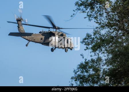 EIN US-AMERIKANISCHER Army UH-60 Blackhawk Helikopter zugewiesen zum 5. Bataillon, 159. Luftfahrtregiment, Alpha Company, fliegt über MacDill Luftwaffenstützpunkt, Florida, während einer Abseilübung am 15. März 2023. Abseilübungen sind eine jährliche Anforderung, die sicherstellen soll, dass Soldaten jederzeit eine flugmedizinische Evakuierung durchführen können. (USA Air Force Foto von Airman 1. Class Zachary Foster) Stockfoto