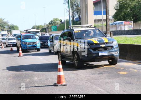 Rio de Janeiro, Rio de Janeiro, Brasilien. 16. März 2023. (INT) weitverbreiteter Raubüberfall auf dem Washington Luiz Highway. 16. März 2023, Duque de Caxias, Rio de Janeiro, Brasilien: Blick auf ein Auto, das während eines Raubversuchs auf dem Washington Luiz Highway (BR-040), nahe Duque de Caxias, in Baixada Fluminense, am Donnerstag (16) in Brand gesetzt wurde. Laut der Bundesautobahn-Polizei (PRF) wurde die Strecke von 6 Lastwagen ohne Schlüssel geschlossen. Busse und Barrikaden wurden auch in nahegelegenen Fahrspuren in Brand gesetzt. Die Straße wurde am Nachmittag wieder eröffnet.Kredit: Jose Lucena/Thenews2 (Kredit: © Jose Lucena/TheNEWS2 via ZUMA Press Wire) Stockfoto