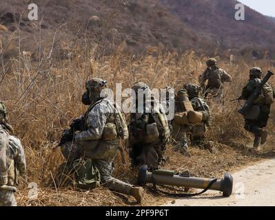 USA Armeesoldaten, die dem 1-17.-Bataillon, dem 2. Striker-Brigade-Kampfteam, der 2. Infanterie-Division/ROK-US Combined Division zugeteilt sind, führen während des Freedom Shield-Feldübungstrainings auf dem Twin Bridges Trainingsgelände, Südkorea, am 14. März 2023 React-to-Fire Manöver durch. Warrior Shield ist eine gemeinsame Ausbildungsveranstaltung mit der Armee der Republik Korea, die die kombinierten Aspekte militärischer Operationen beleuchtet. (USA Armeefoto von Sergeant Evan Cooper) Stockfoto