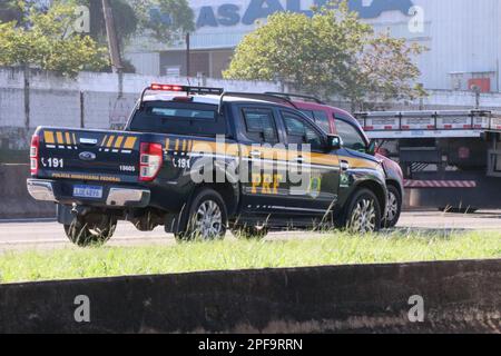 Rio de Janeiro, Rio de Janeiro, Brasilien. 16. März 2023. (INT) weitverbreiteter Raubüberfall auf dem Washington Luiz Highway. 16. März 2023, Duque de Caxias, Rio de Janeiro, Brasilien: Blick auf ein Auto, das während eines Raubversuchs auf dem Washington Luiz Highway (BR-040), nahe Duque de Caxias, in Baixada Fluminense, am Donnerstag (16) in Brand gesetzt wurde. Laut der Bundesautobahn-Polizei (PRF) wurde die Strecke von 6 Lastwagen ohne Schlüssel geschlossen. Busse und Barrikaden wurden auch in nahegelegenen Fahrspuren in Brand gesetzt. Die Straße wurde am Nachmittag wieder eröffnet.Kredit: Jose Lucena/Thenews2 (Kredit: © Jose Lucena/TheNEWS2 via ZUMA Press Wire) Stockfoto