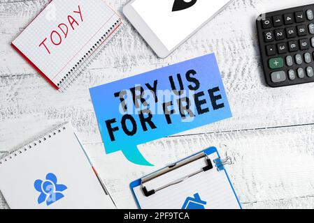 Schild mit der Aufschrift „Try US for Free“. Kostenlose Testversion von Konzeptfotos Angebot großer Rabatt Stockfoto