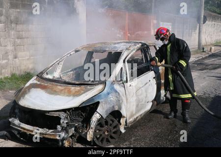 Rio de Janeiro, Rio de Janeiro, Brasilien. 16. März 2023. (INT) weitverbreiteter Raubüberfall auf dem Washington Luiz Highway. 16. März 2023, Duque de Caxias, Rio de Janeiro, Brasilien: Blick auf ein Auto, das während eines Raubversuchs auf dem Washington Luiz Highway (BR-040), nahe Duque de Caxias, in Baixada Fluminense, am Donnerstag (16) in Brand gesetzt wurde. Laut der Bundesautobahn-Polizei (PRF) wurde die Strecke von 6 Lastwagen ohne Schlüssel geschlossen. Busse und Barrikaden wurden auch in nahegelegenen Fahrspuren in Brand gesetzt. Die Straße wurde am Nachmittag wieder eröffnet.Kredit: Jose Lucena/Thenews2 (Kredit: © Jose Lucena/TheNEWS2 via ZUMA Press Wire) Stockfoto