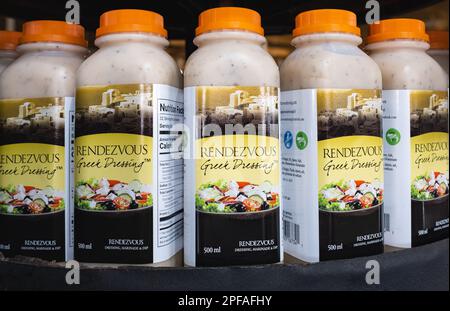 Der Salatverkleidungs-Gang in einem Lebensmittelgeschäft. Verschiedene Salatdressings auf den Regalen in einem Supermarkt - Vancouver Kanada - März 8,20 Stockfoto