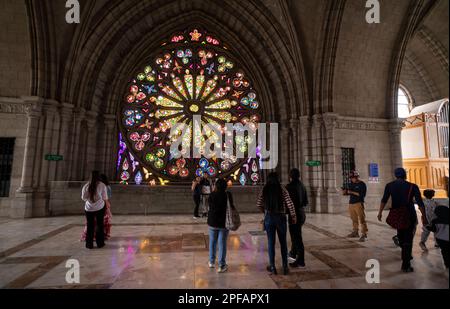 Quito, Pichincha / Ecuador - 4 2022. November: Touristen fotografieren vor dem Rosette-Fenster in der Basilika des Nationalgelübdes Stockfoto