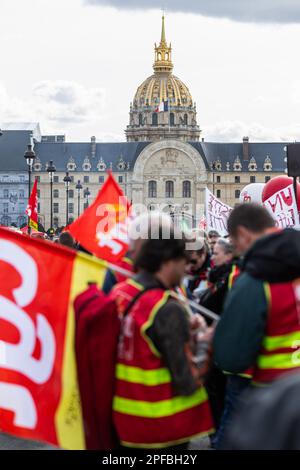 Paris, Frankreich. 15. März 2023. Während der Kundgebung versammeln sich Demonstranten in der Nähe des Hotel des Invalides. Der 15. März war geprägt vom achten Generalstreik aufgrund der neuen Rentenreform Macrons, die Hunderttausende Franzosen mobilisierte, um auf den Straßen von Paris zu marschieren. Kredit: SOPA Images Limited/Alamy Live News Stockfoto