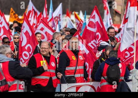 Paris, Frankreich. 15. März 2023. Demonstranten halten während der Demonstration Flaggen. Der 15. März war geprägt vom achten Generalstreik aufgrund der neuen Rentenreform Macrons, die Hunderttausende Franzosen mobilisierte, um auf den Straßen von Paris zu marschieren. Kredit: SOPA Images Limited/Alamy Live News Stockfoto