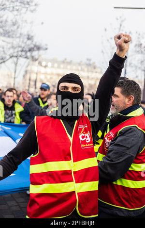 Paris, Frankreich. 15. März 2023. Ein Mann macht Gesten während der Demonstration. Der 15. März war geprägt vom achten Generalstreik aufgrund der neuen Rentenreform Macrons, die Hunderttausende Franzosen mobilisierte, um auf den Straßen von Paris zu marschieren. Kredit: SOPA Images Limited/Alamy Live News Stockfoto