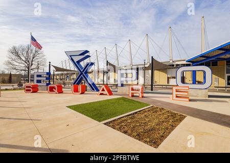 Oklahoma, MÄRZ 1 2023 - sonniger Außenblick auf das Tulsa Expo Center Stockfoto