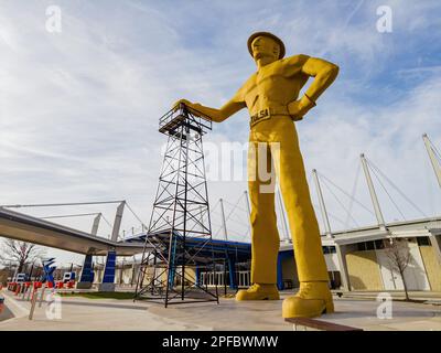 Oklahoma, MÄRZ 1 2023 - sonniger Außenblick auf die Golden Driller Statue im Tulsa Expo Center Stockfoto