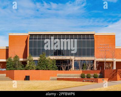 Oklahoma, MÄRZ 1 2023 - sonniger Blick auf das Mabee Learning Center der Oklahoma Christian University Stockfoto