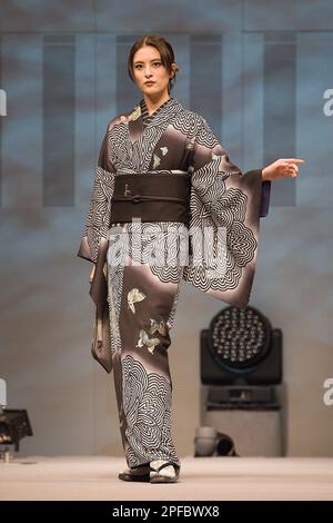 Tokio, Japan. 16. März 2023. Kimono Runway Model, 16. März 2023 - Kimono Fashion Brand and Designer, Jotaro Saito, auf der Rakuten Fashion Week Tokyo A/W 2023 in Tokio, Japan. Kredit: Michael Steinebach/AFLO/Alamy Live News Stockfoto