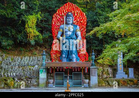 Fukuoka, Japan - Nov. 21 2022: Fudou Myouou ist eine wilde buddhistische Gottheit, die Gläubige vor Katastrophen oder Schäden im Nanzoin-Tempel schützen soll Stockfoto