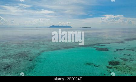 Top-Blick auf wunderschöne tropische Inseln und Lagunen. Tun Sakaran Marine Park, Sabah, Malaysia. Stockfoto