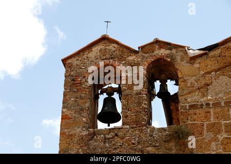 Die Glocken der alten Kirche Santa Maria (12. Jahrhundert) im mittelalterlichen Dorf Sovana, aus der Nähe, Details, Provinz Grosseto, Toskana, Italien Stockfoto