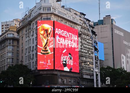 Buenos Aires, Argentinien; 3. März 2023: Coca-Cola-Werbung nach dem Sieg der argentinischen Nationalmannschaft bei der Weltmeisterschaft. Text: Argentin Stockfoto