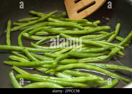 Grüne Bohnen für Almandine sautieren Stockfoto