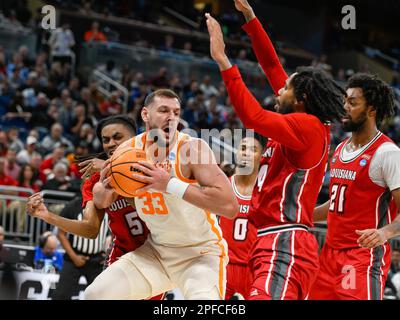 Orlando, Florida, USA. 16. März 2023. Tennessee Volunteers leitet Uros Plavsic (33) im Amway Center in Orlando, FL, 1. Half NCAA Orlando Regional zwischen Louisiana Ragin' Cajuns und Tennessee Volunteers um die Erholung. Romeo T Guzman/CSM/Alamy Live News Stockfoto