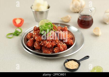 Koreanisches gebratenes Hühnchen Yangnyeom Tongdak mit scharfer Sauce und Sesamsamen Stockfoto