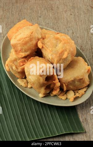 Tahu ISI oder Gehu Tahu Berontak, frittiertes Tofu mit Saute Gemüsemischung mit Mehlbeschichtung Stockfoto