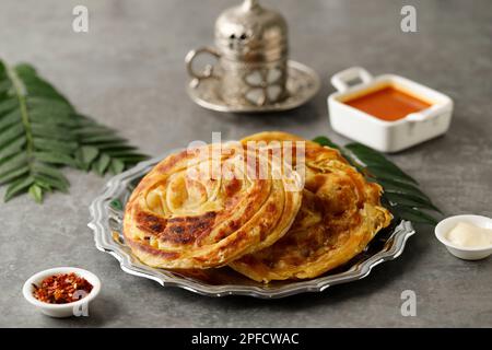 Roti Parata oder Roti Canai mit Chicken Curry Sauce, beliebtes malaysisches Menü für Ramadan Break the Fast Stockfoto