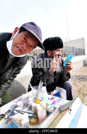 Eine lokale Outdoor-Zahnklinik auf einem großen wöchentlichen Viehmarkt in den Außenbezirken von Kashgar, Xinjiang, China. Stockfoto
