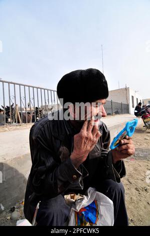 Eine lokale Outdoor-Zahnklinik auf einem großen wöchentlichen Viehmarkt in den Außenbezirken von Kashgar, Xinjiang, China. Stockfoto