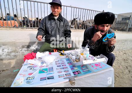 Eine lokale Outdoor-Zahnklinik auf einem großen wöchentlichen Viehmarkt in den Außenbezirken von Kashgar, Xinjiang, China. Stockfoto