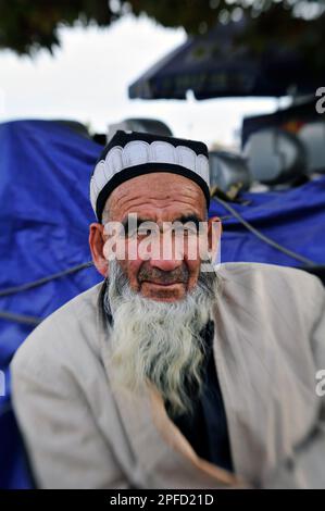 Porträt eines uigurischen Mannes, aufgenommen in der Altstadt von Kashgar, Xinjiang, China. Stockfoto