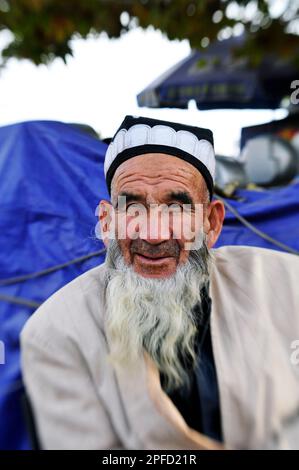 Porträt eines uigurischen Mannes, aufgenommen in der Altstadt von Kashgar, Xinjiang, China. Stockfoto