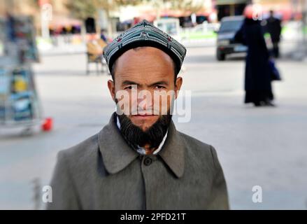 Porträt eines uigurischen Mannes, aufgenommen in der Altstadt von Kashgar, Xinjiang, China. Stockfoto