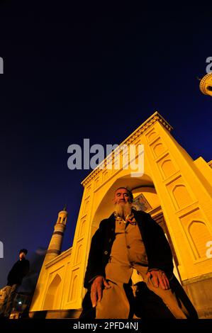 Ein uigurischer Mann betet vor der ID Kah Moschee in Kashgar, Xinjiang, China. Stockfoto