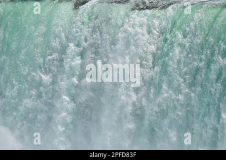 Niagara Falls Town, ON, Kanada - 30. Mai 2015: Blick auf den kanadischen Teil der Niagarafälle Stockfoto