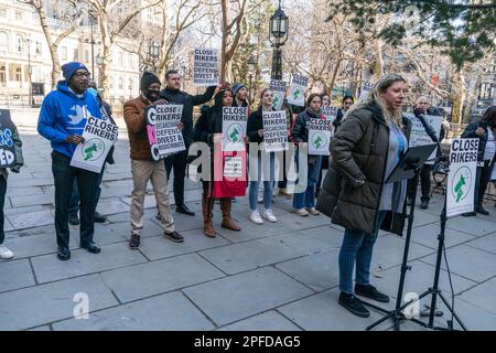 Gewählte Amtsträger, Anwälte halten eine Kundgebung ab, um Bürgermeister Eric Adams zu drängen, das Rikers Island Gefängnis am 16. März 2023 um 2027 Uhr im City Hall Park in New York zu schließen Stockfoto