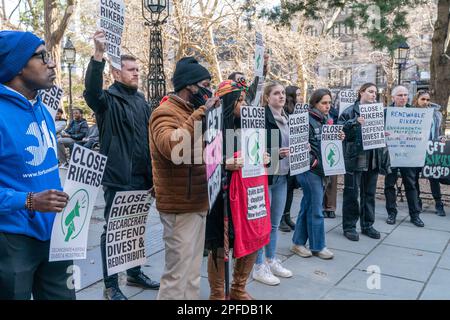 Gewählte Amtsträger, Anwälte halten eine Kundgebung ab, um Bürgermeister Eric Adams zu drängen, das Rikers Island Gefängnis am 16. März 2023 um 2027 Uhr im City Hall Park in New York zu schließen Stockfoto