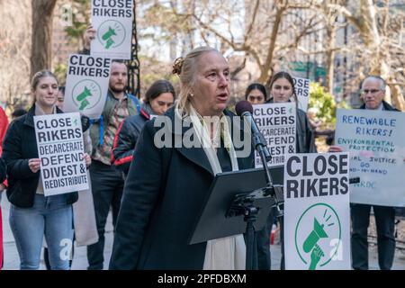 Gewählte Amtsträger, Anwälte halten eine Kundgebung ab, um Bürgermeister Eric Adams zu drängen, das Rikers Island Gefängnis am 16. März 2023 um 2027 Uhr im City Hall Park in New York zu schließen Stockfoto