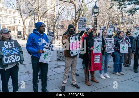 New York, USA. 16. März 2023. Gewählte Amtsträger, Anwälte halten eine Kundgebung ab, um Bürgermeister Eric Adams zu drängen, das Rikers Island Gefängnis am 16. März 2023 um 2027 Uhr im City Hall Park in New York zu schließen. (Foto: Lev Radin/Sipa USA) Guthaben: SIPA USA/Alamy Live News Stockfoto